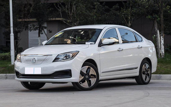 400KM Dongfeng Fengshen E70 Czysty elektryczny samochód kompaktowy 4 drzwi 5 miejsc