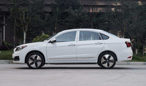 400KM Dongfeng Fengshen E70 Czysty elektryczny samochód kompaktowy 4 drzwi 5 miejsc