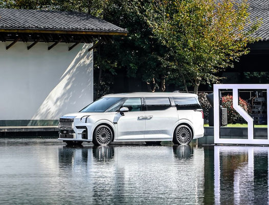 5 drzwi 6 miejsc Zeekr 009 Elektryczny minivan dalekiego zasięgu 702-822KM